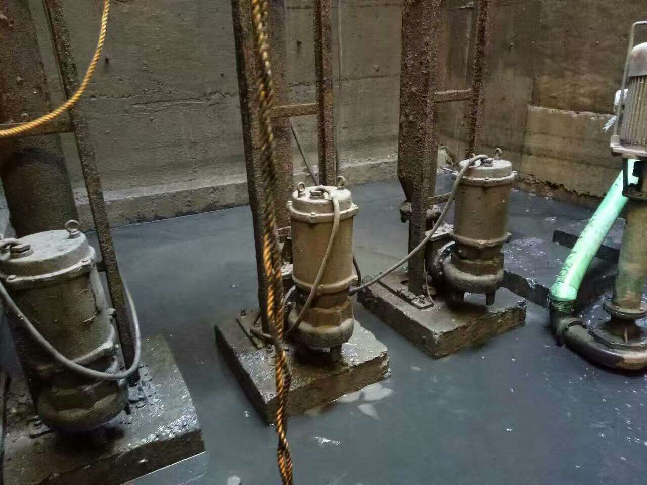 大观污水池清理